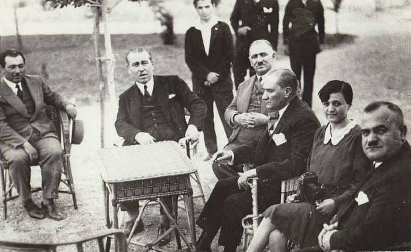 Ali Fethi(Okyar) Bey, Salih(Bozok) Bey, Atatürk, Atatürk'ün manevi kızı Rukiye Hanım ve Kılıç Ali, 1929(?)
