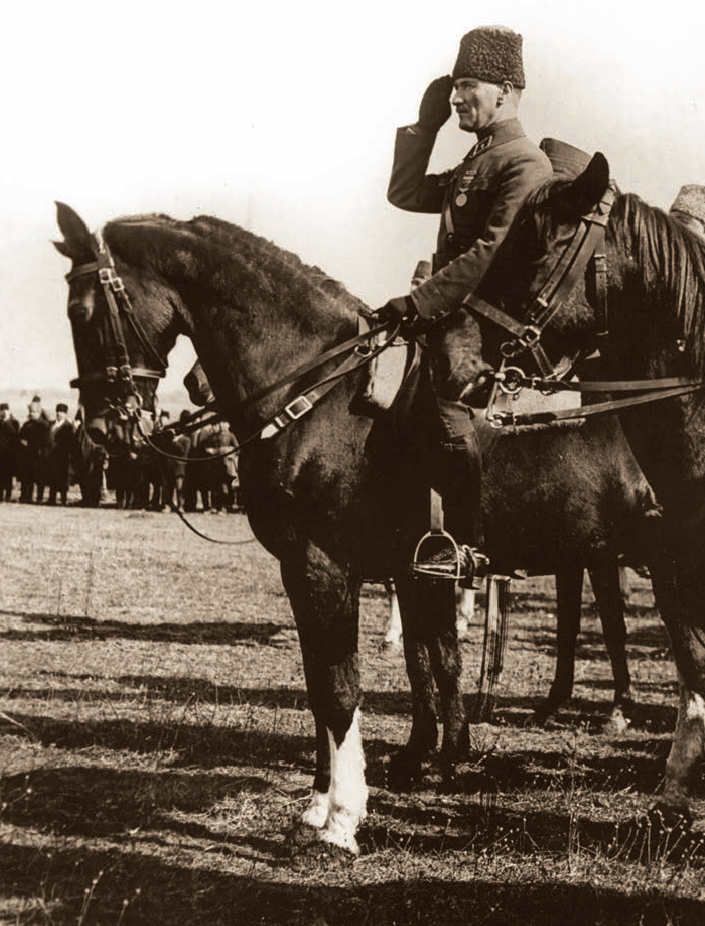 Mustafa Kemal Paşa, askerî birlikleri denetlerken ve geçit törenini izlerken. Balya, Balıkesir, 8 Şubat 1923.