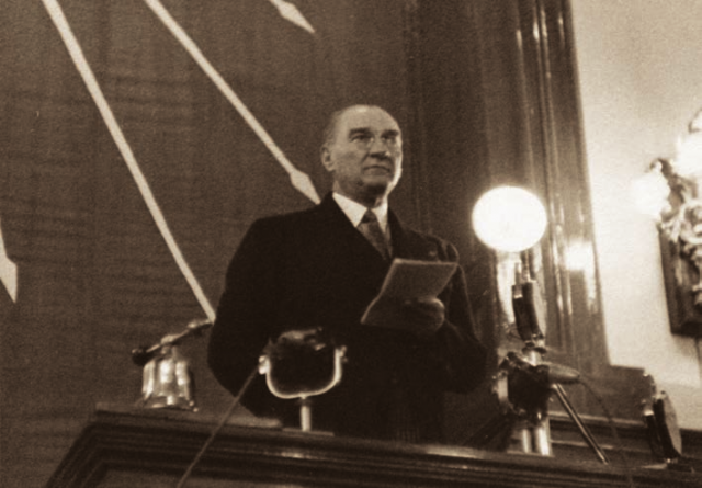 Mustafa Kemal Atatürk, 4. CHP Kurultayı'nda konuşurken, 9 Mayıs 1935.