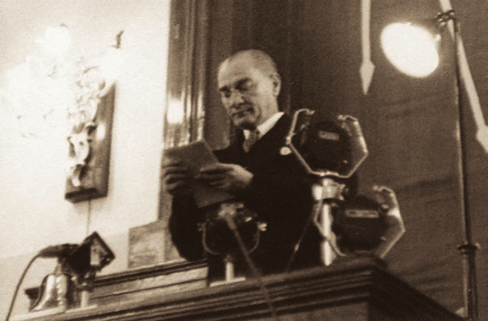 Mustafa Kemal Atatürk, 4. CHP Kurultayı'nda konuşurken, 9 Mayıs 1935.