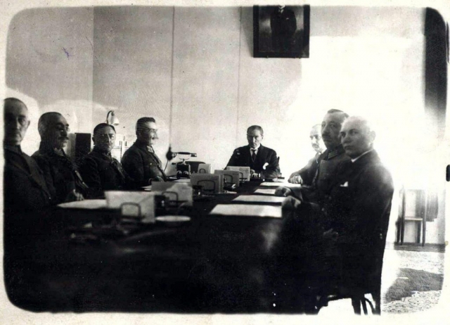 Cumhurbaşkanı M.Kemal Bey başkanlığında Yüksek Askeri Şura toplantısı, 28 Aralık 1925 - Türk Tarih Kurumu Arşivi.