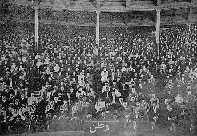 Namık Kemal'in Vatan Yahut Silistre adlı piyesinin ilk gösterimini izleyen seyirciler. Gedikpaşa Tiyatrosu, 1 Nisan 1873.
