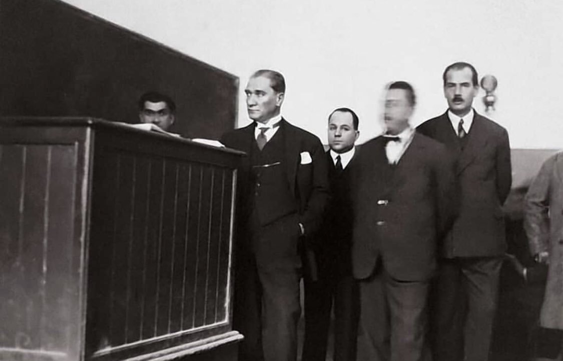 Atatürk'ün Galatasaray Lisesi'ni ziyaretinde çekilen bir fotoğrafı, 2 Aralık 1930.