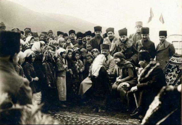 Kâzım(Karabekir) Paşa, Lâtife Hanım ve Mustafa Kemal Paşa Edremit yolunda bir molada çocuklarla sohbet ediyor (8 Şubat 1923).