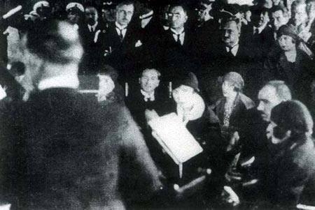 Cumhurbaşkanı Gazi Mustafa Kemal Bey, Şef Mustafa (Sunar) Bey'in yönettiği Dârülelhan Türk Musikisi İcra Heyeti’nin konserini dinlerken, 29 Mayıs 1926.