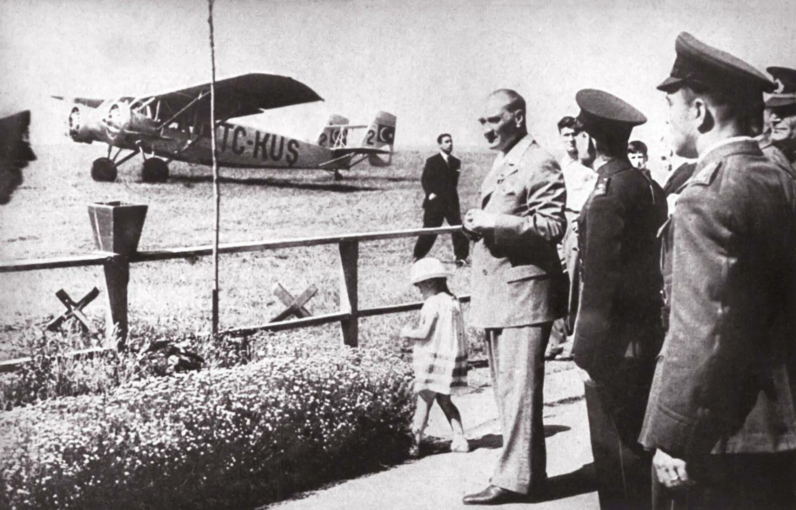Cumhurbaşkanı Atatürk, kızı Ülkü ile Yeşilköy Tayyare İstasyonu'nda, 1936.