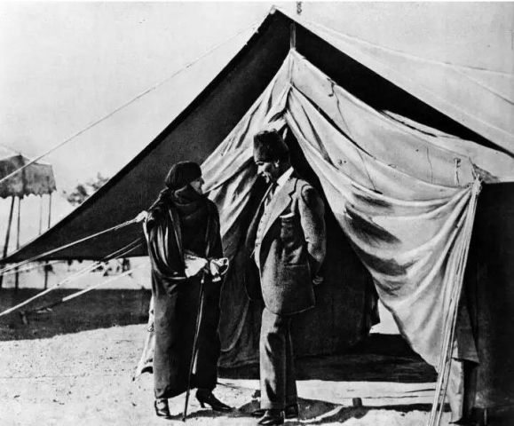 Latife Hanım ve eşi Mustafa Kemal Paşa, Çankaya Köşkü bahçesindeki çadır önünde sohbet ederken, 23 Mayıs 1923.