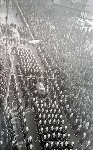 İsmet İnönü'nün cenaze korteji Gazi Mustafa Kemal Bulvarı'ndan geçiyor, 28 Aralık 1973.