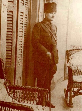 İzmir Karşıyaka'da İplikçizade Köşkü'nün balkonunda, 10 Eylül 1922.