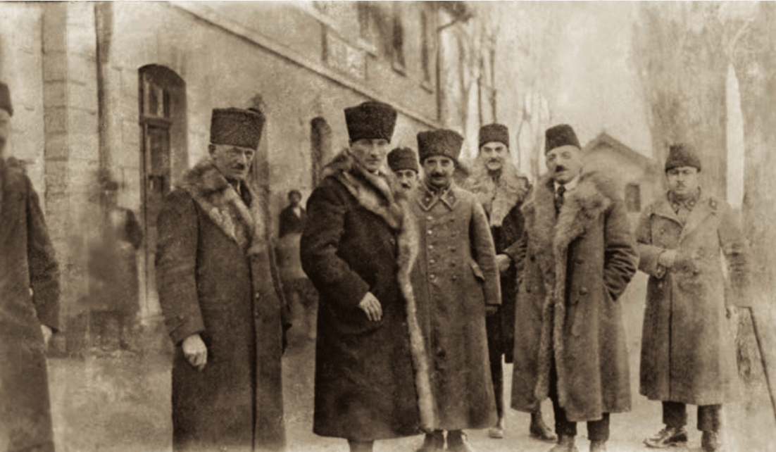 Mustafa Kemal Paşa, İsmet (İnönü) Bey ve Dışişleri Bakanı Yusuf Kemal (Tengirşek) Bey ile Akşehir'de, 13 Aralık 1921.
