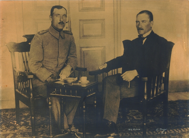 Amasya Görüşmeleri'nin gerçekleştirildiği günlerde Cemil Cahit(Toydemir) Bey ve Mustafa Kemal Paşa, Eylül 1919.
