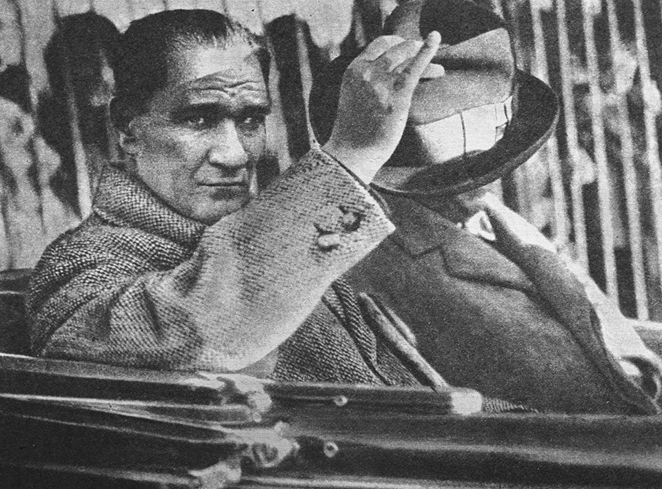Mustafa Kemal Bey bir gezide, Ocak 1930(?).