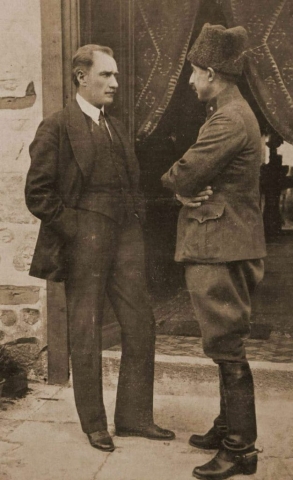 Mustafa Kemal Paşa ve İsmet Paşa Çankaya'da, 4 Haziran 1921.