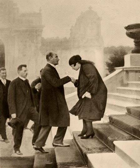 Cumhurbaşkanı Gazi M.Kemal Bey, Dolmabahçe'de kardeşi Makbule Hanım tarafından karşılanırken, 1 Temmuz 1927. Fotoğraf 15 gün sonra L'Illustration dergisinde yayınlandı.