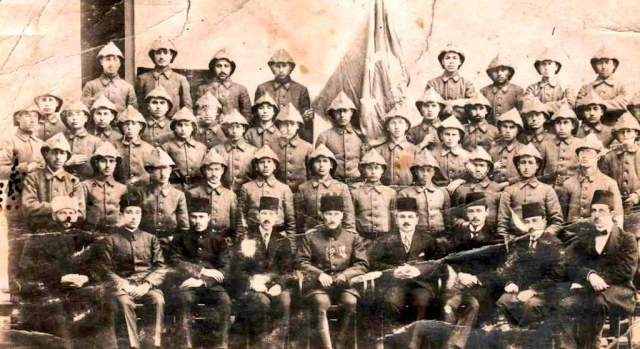 16.Kolordu Komutanlığı'na atanan M.Kemal Bey, Edirne'de Darülmuallimini(Erkek Öğretmen Okulu) öğrencileriyle, Ocak 1916.