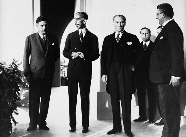 Atatürk, Irak Kralı Faysal ile Marmara Köşkü’nde, 6 Temmuz 1931.