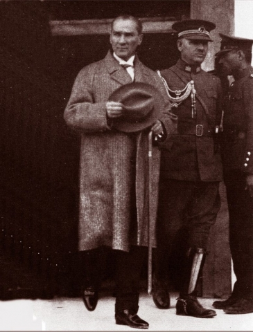 Cumhurbaşkanı Mustafa Kemal Bey, Nutuk'u TBMM'de okuduktan sonra, Ekim 1927.