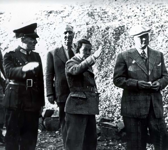 Cumhurbaşkanı Atatürk, Tunceli Pertek’te Singeç Köprüsü’nün açılış töreninde. Başyaver Celâl Üner, Salih Bozok ve Sabiha Gökçen de fotoğrafta görülüyor (17 Kasım 1937).