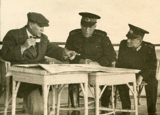 Atatürk ve Tümgeneral Cemil Cahit Toydemir, Ertuğrul Yatı'nda.