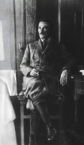 Mustafa Kemal Paşa, Batı Cephesi Karargahı'nı ve I. İnönü Savaşı bölgesini gezdikten sonra trenle Ankara'ya dönerken 15 Şubat 1921.