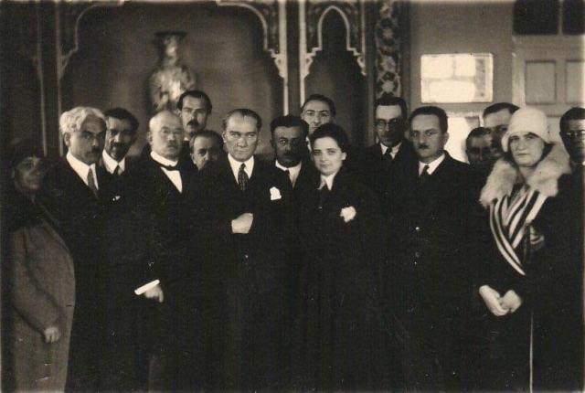 Afet İnan'ın kadın hakları üzerine yaptığı konferansın ardından, 3 Nisan 1930.