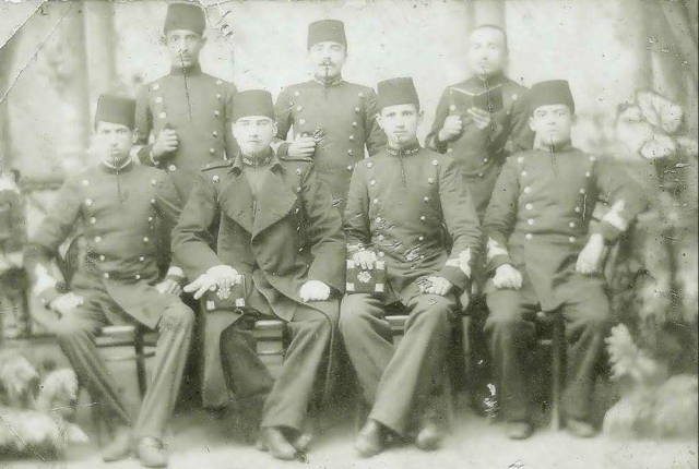 Atatürk'ün ilk fotoğraflarından: Harbiye'de 2.sınıf öğrencisi M.Kemal Bey. Fotoğrafta en solda Kazım(Özalp), arkada kitap okuyan Ömer Naci, en sağda Ali Fuat(Cebesoy) Beyler de görülüyor.