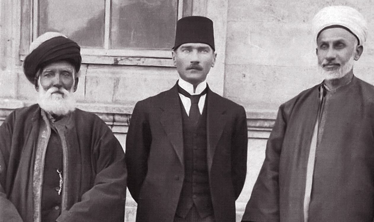 Mustafa Kemal Paşa, Sivas Kadısı Hasbi Efendi ve Şeyh Fevzi Efendilerle, 4 Eylül 1919.